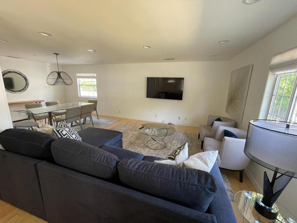 Charming Bright Traditional Home In Sherman Oaks Лос Анджелис Екстериор снимка