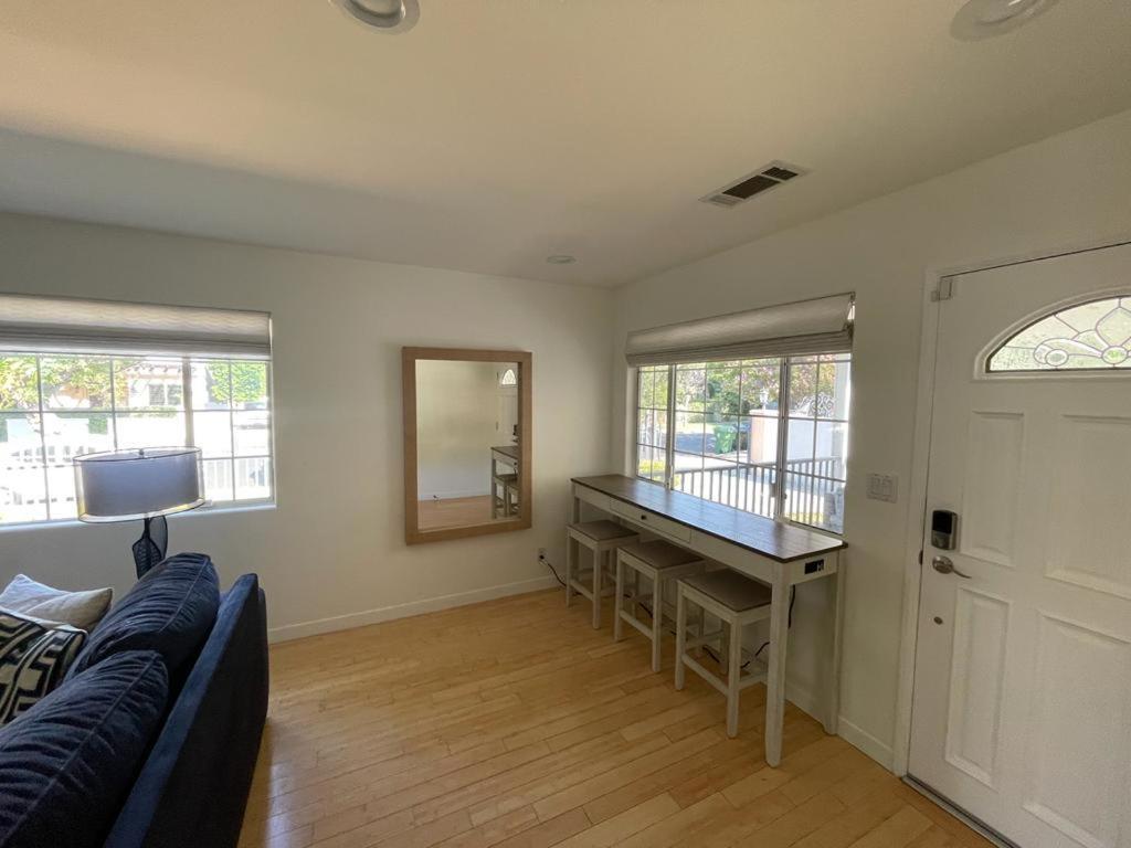 Charming Bright Traditional Home In Sherman Oaks Лос Анджелис Екстериор снимка