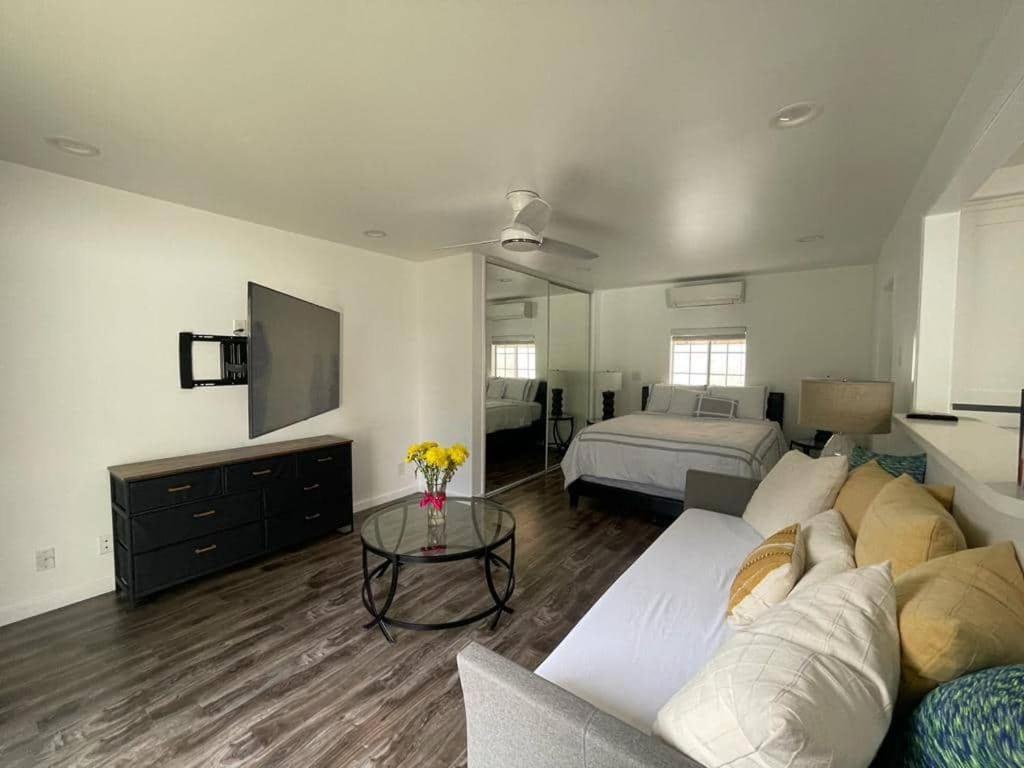 Charming Bright Traditional Home In Sherman Oaks Лос Анджелис Екстериор снимка